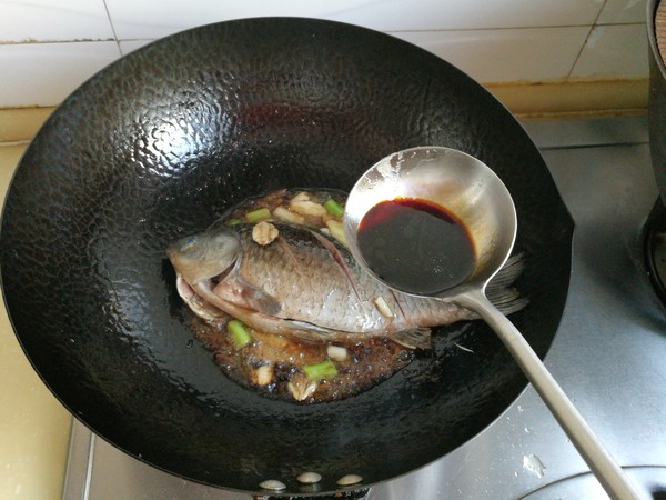 寬粉針菇燉鯽魚的做法-家常味燉菜譜