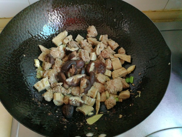 牛肉筍干大雜燴的做法-家常味燴菜譜