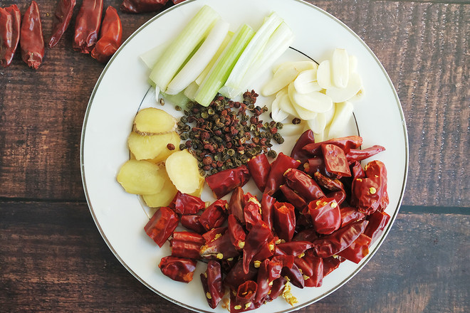 辣子雞丁的做法-麻辣味炒菜譜