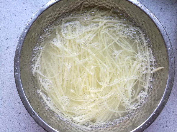酸辣土豆絲的做法-家常味炒菜譜