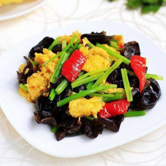 毛芹木耳炒雞蛋的做法-家常味炒菜譜