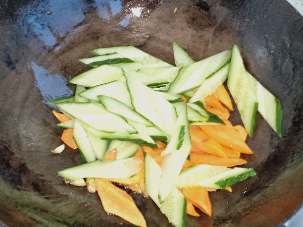 胡蘿卜黃瓜炒雞蛋的做法-咸鮮味炒菜譜