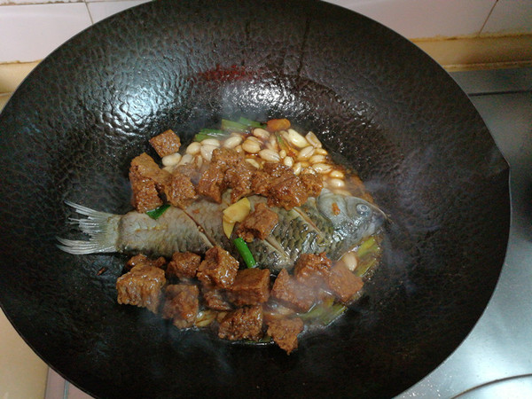 鯽魚花生仁燉烤麩的做法-家常味燉菜譜