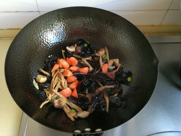 烤麩燴菜的做法-家常味燴菜譜-易網健康養生網 烤麩燴菜的做法-家常味燴菜譜