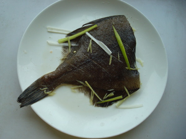 清蒸黃金鰈魚的做法-家常味蒸菜譜-易網健康養生網 清蒸黃金鰈魚的做法-家常味蒸菜譜