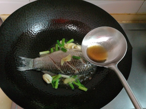 鯽魚花生仁燉烤麩的做法-家常味燉菜譜