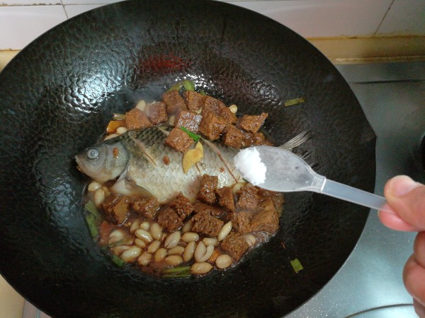 鯽魚花生仁燉烤麩的做法-家常味燉菜譜