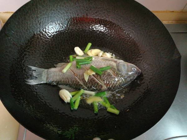 鯽魚花生仁燉烤麩的做法-家常味燉菜譜