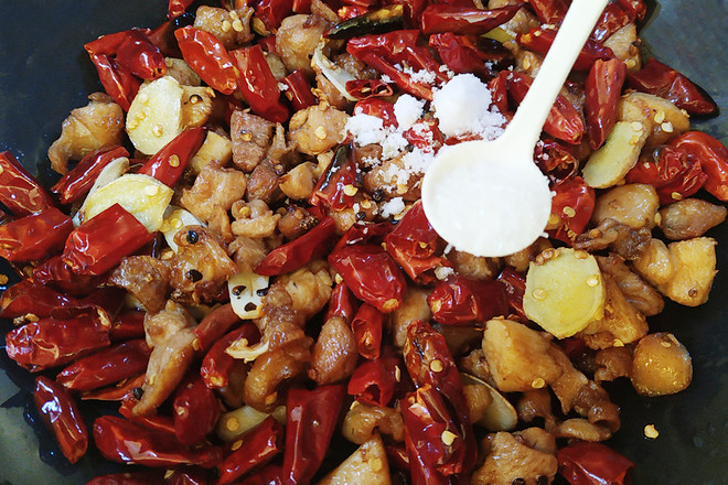 辣子雞丁的做法-麻辣味炒菜譜