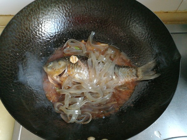 寬粉針菇燉鯽魚的做法-家常味燉菜譜