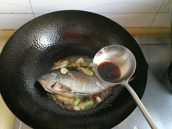 寬粉針菇燉鯽魚的做法-家常味燉菜譜