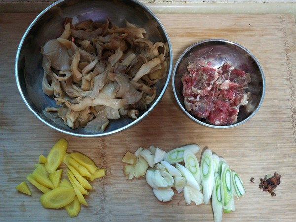 鳳尾菇炒肉的做法-家常味炒菜譜