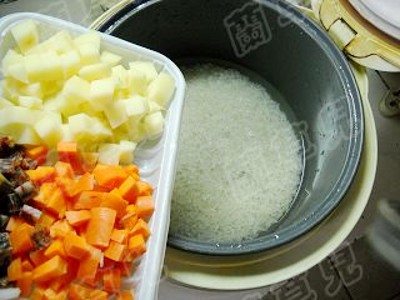 臘味地三鮮燜飯的做法-咸鮮味燜菜譜-易網健康養生網 臘味地三鮮燜飯的做法-咸鮮味燜菜譜