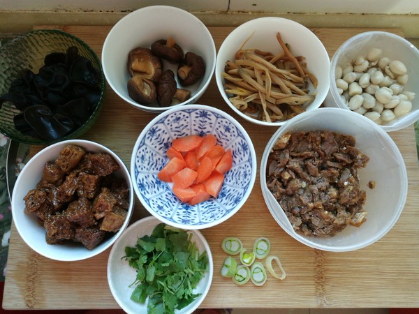 烤麩燴菜的做法-家常味燴菜譜-易網<a href=http://www.gyfww.com/ target=_blank class=infotextkey>健康養生</a>網 烤麩燴菜的做法-家常味燴菜譜