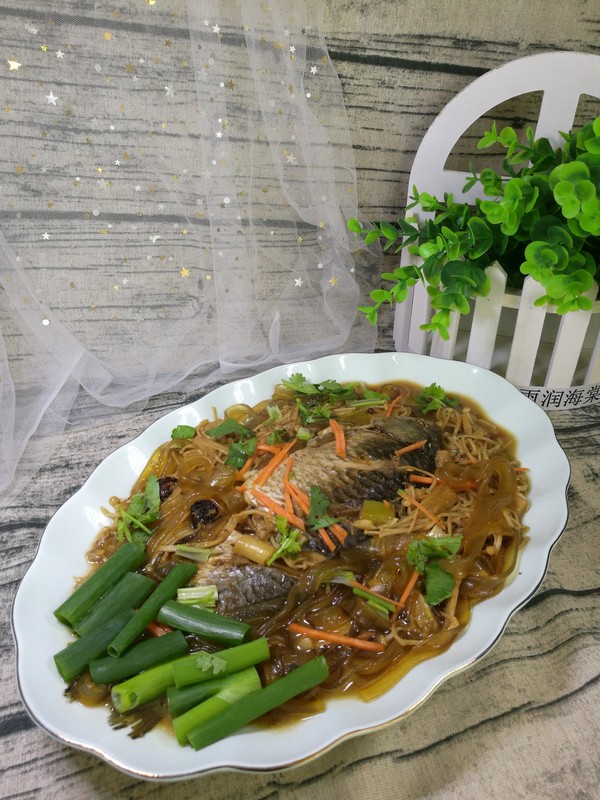 寬粉針菇燉鯽魚的做法-家常味燉菜譜