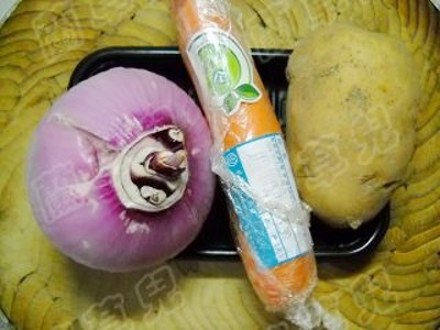 臘味地三鮮燜飯的做法-咸鮮味燜菜譜-易網<a href=http://www.gyfww.com/ target=_blank class=infotextkey>健康養生</a>網 臘味地三鮮燜飯的做法-咸鮮味燜菜譜