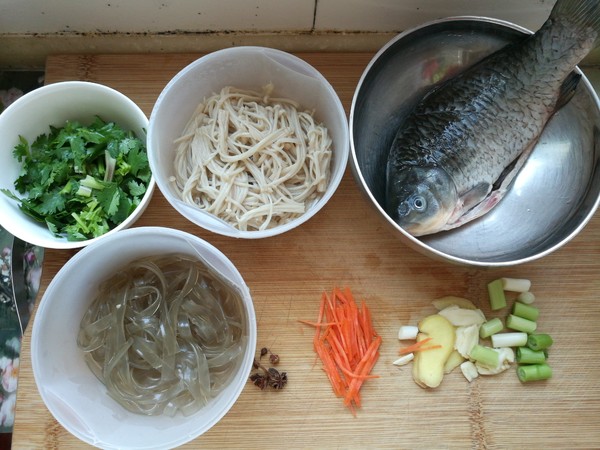寬粉針菇燉鯽魚的做法-家常味燉菜譜