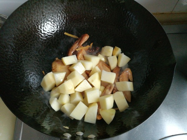 雞翅燉土豆的做法-家常味燉菜譜-易網(wǎng)健康養(yǎng)生網(wǎng) 雞翅燉土豆的做法-家常味燉菜譜