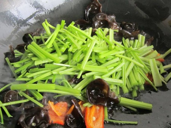毛芹木耳炒雞蛋的做法-家常味炒菜譜