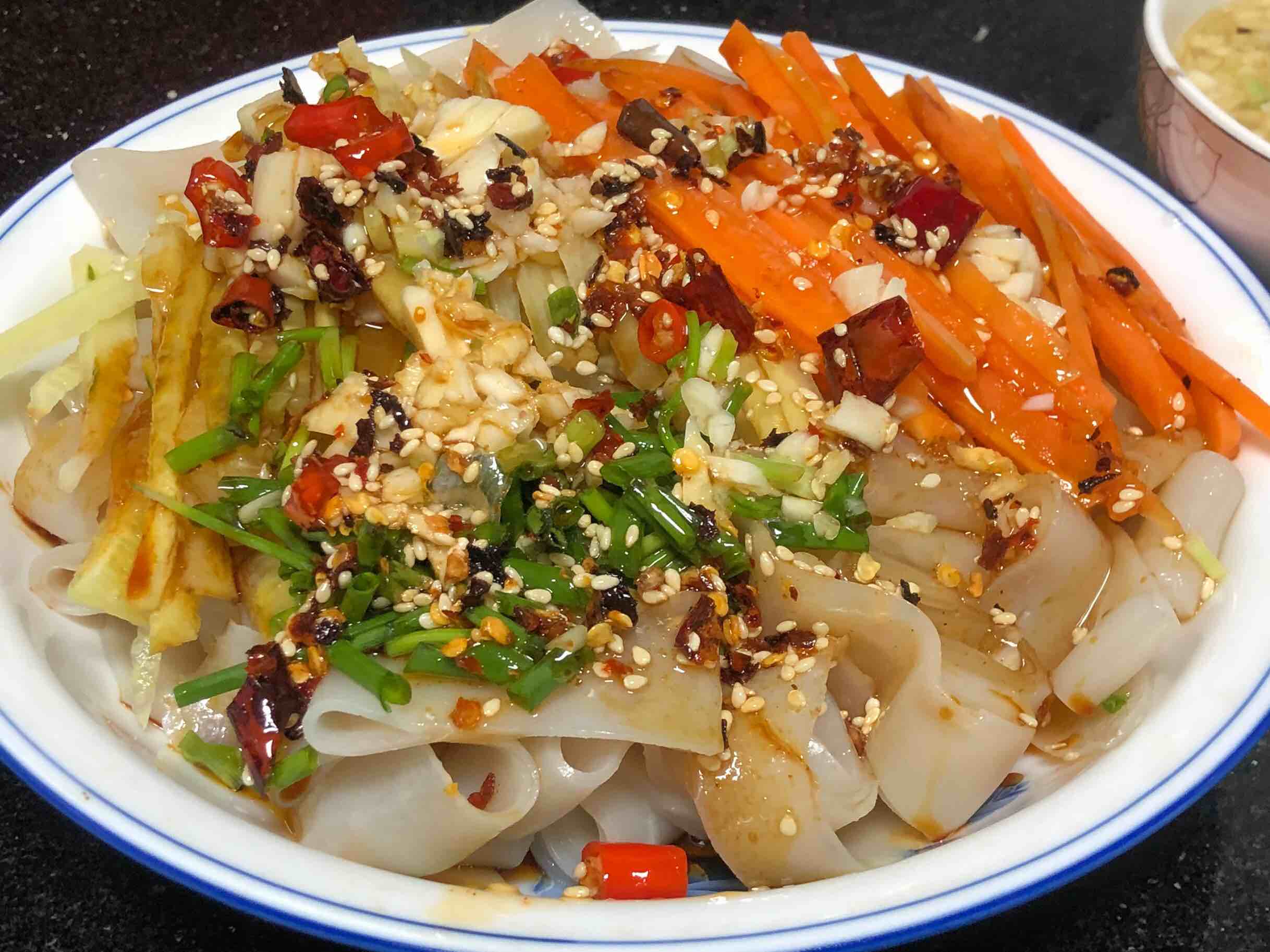 簡單易做滴涼皮的做法-酸辣味蒸菜譜