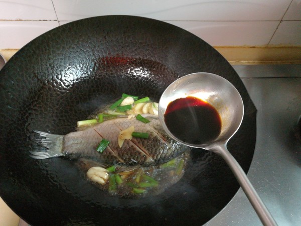 鯽魚花生仁燉烤麩的做法-家常味燉菜譜