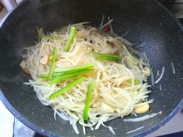 酸辣土豆絲的做法-家常味炒菜譜