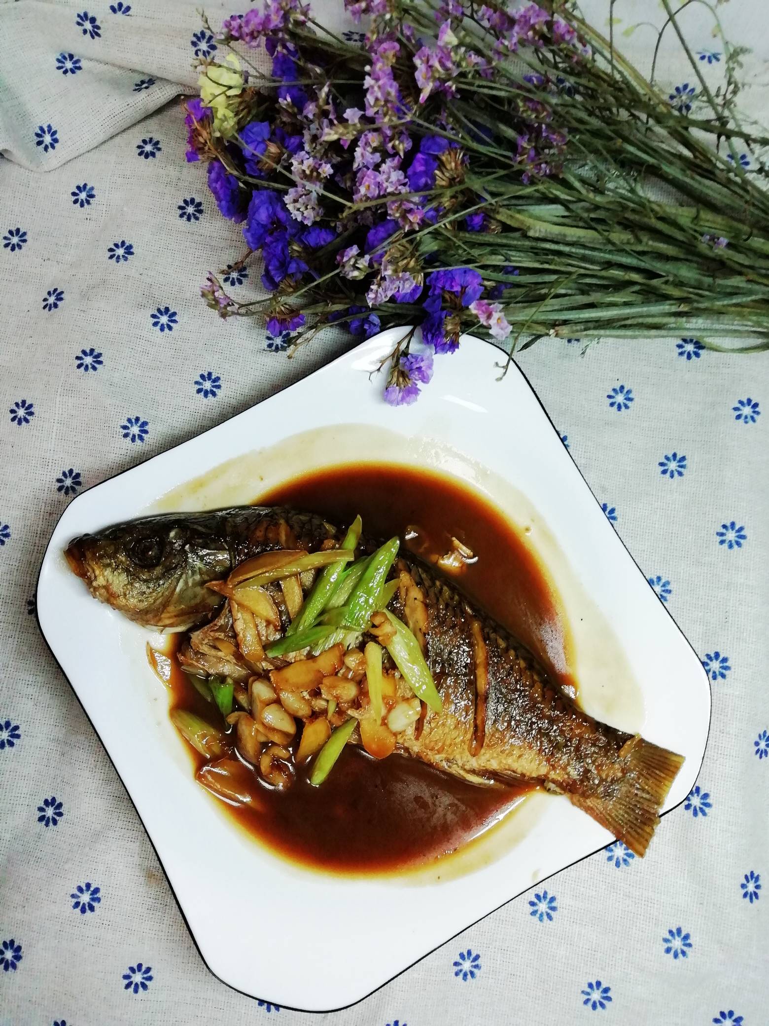 燜燒鯉魚的做法-咸鮮味燉菜譜