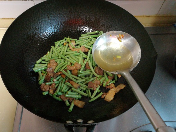 回鍋肉炒長(zhǎng)豆角的做法-家常味炒菜譜