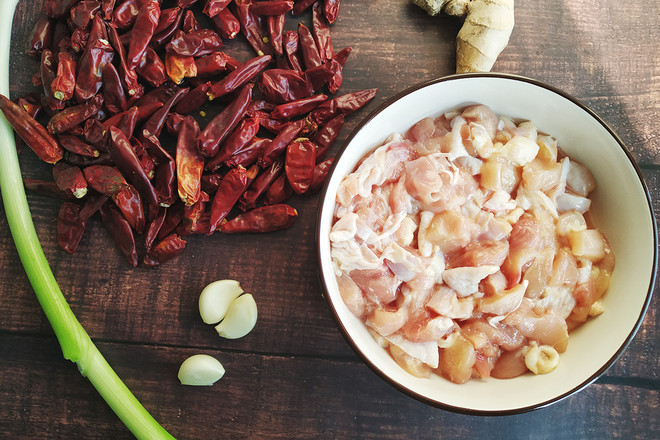 辣子雞丁的做法-麻辣味炒菜譜