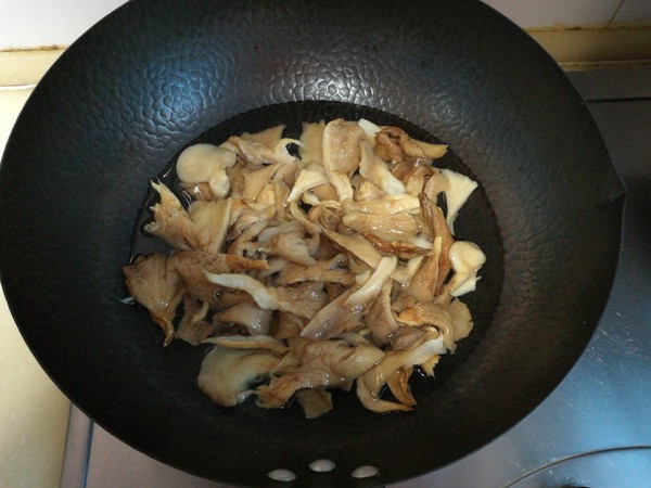 鳳尾菇炒肉的做法-家常味炒菜譜