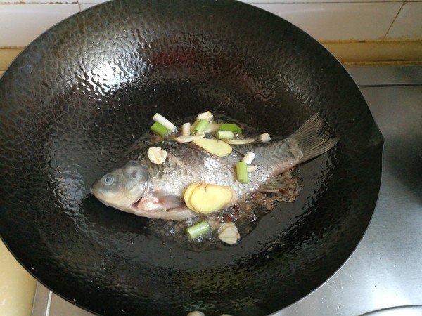 寬粉針菇燉鯽魚的做法-家常味燉菜譜