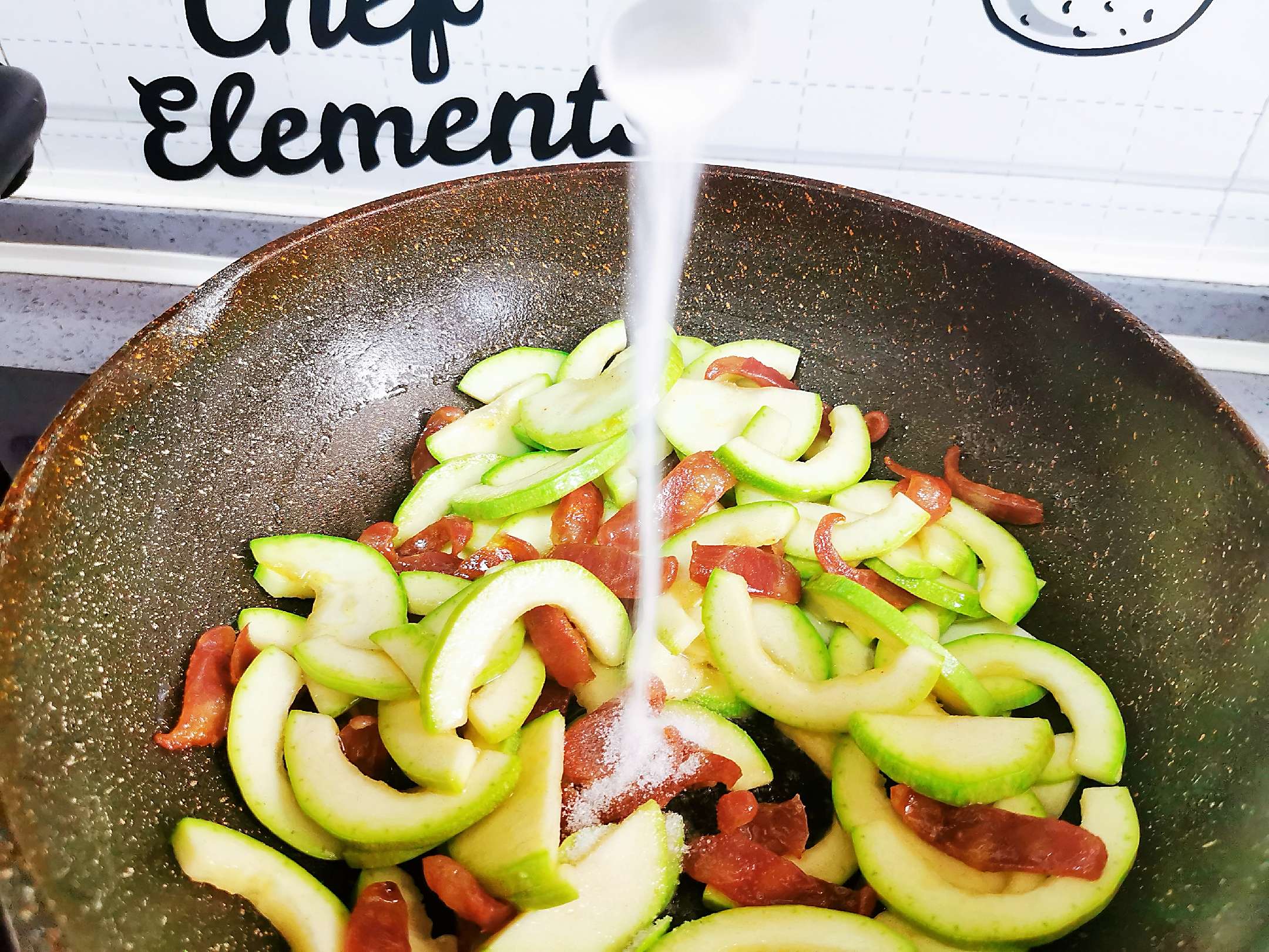 臘腸炒西葫蘆的做法-家常味炒菜譜