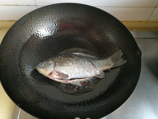 寬粉針菇燉鯽魚的做法-家常味燉菜譜