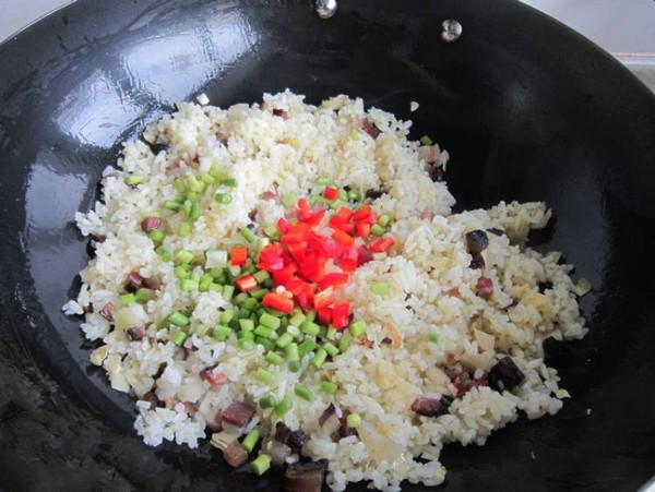 泡菜臘肉蛋炒飯的做法-咸鮮味炒菜譜