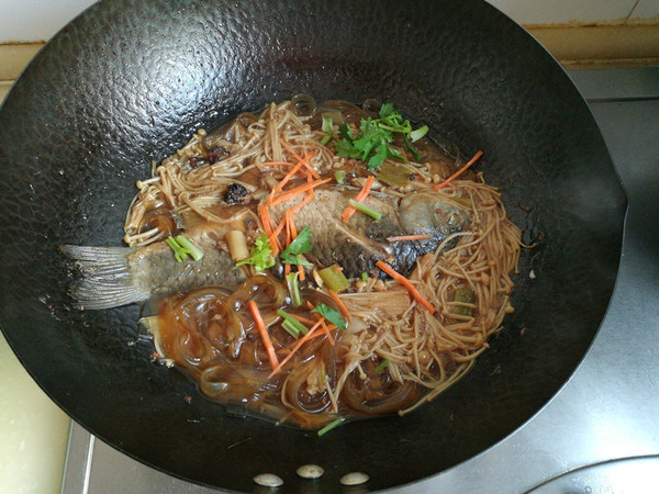 寬粉針菇燉鯽魚的做法-家常味燉菜譜