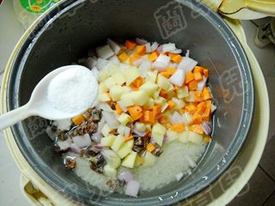 臘味地三鮮燜飯的做法-咸鮮味燜菜譜-易網健康養生網 臘味地三鮮燜飯的做法-咸鮮味燜菜譜