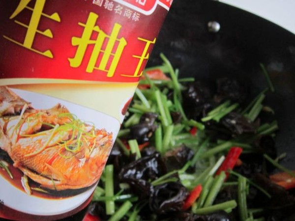 毛芹木耳炒雞蛋的做法-家常味炒菜譜