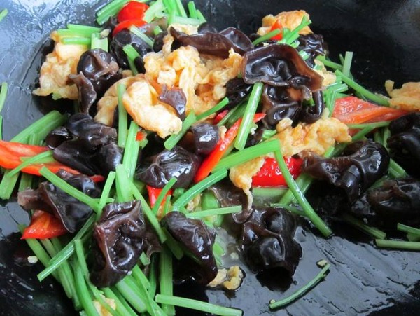 毛芹木耳炒雞蛋的做法-家常味炒菜譜