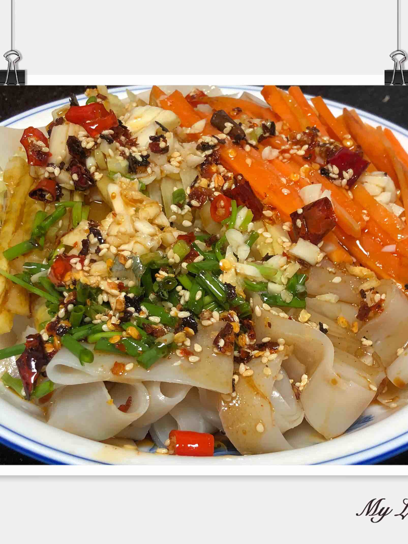 簡單易做滴涼皮的做法-酸辣味蒸菜譜