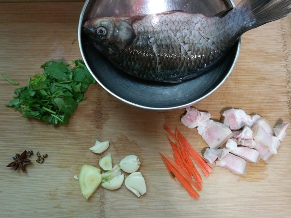 回鍋肉燉鯽魚的做法-家常味燉菜譜