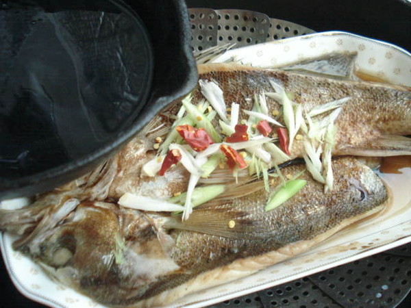 清蒸海鱸魚的做法-咸鮮味蒸菜譜