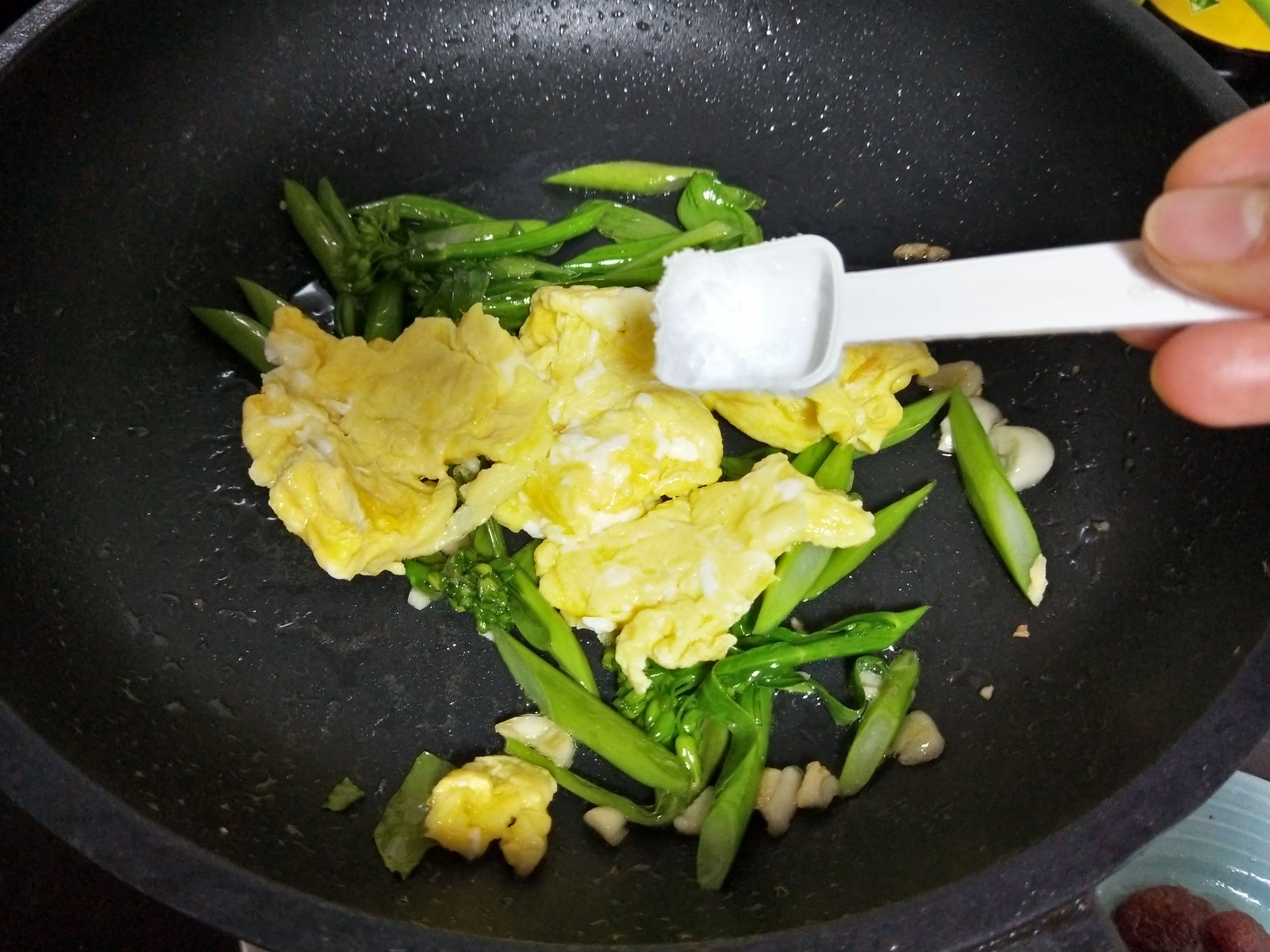 芥蘭炒雞蛋的做法-家常味炒菜譜-易網(wǎng)健康養(yǎng)生網(wǎng) 芥蘭炒雞蛋的做法-家常味炒菜譜