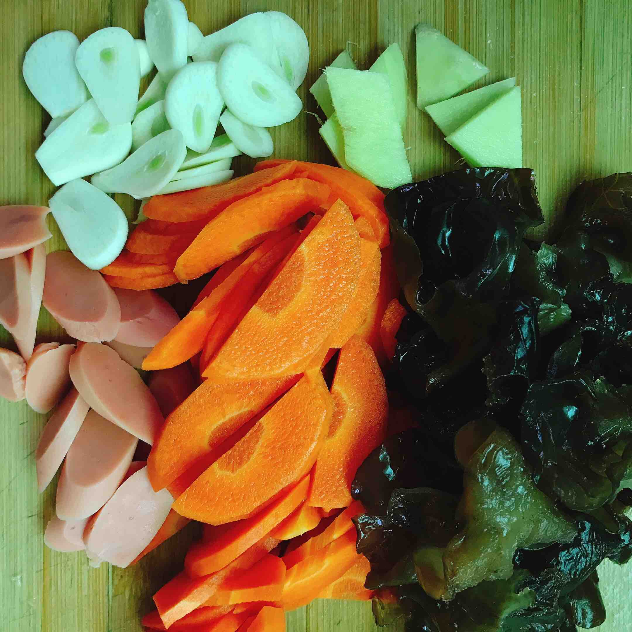 胡蘿卜炒木耳的做法-咸鮮味炒菜譜