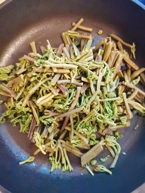 蕨菜燒肉的做法-咸鮮味燒菜譜