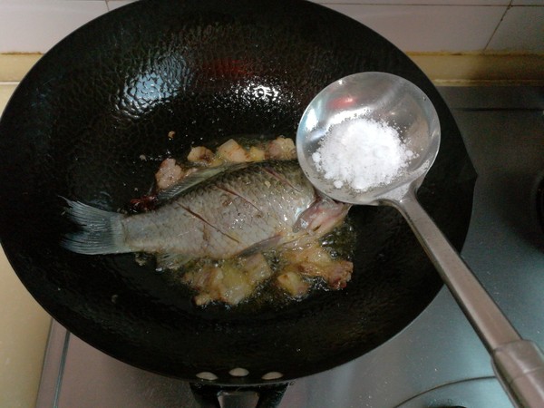 回鍋肉燉鯽魚的做法-家常味燉菜譜