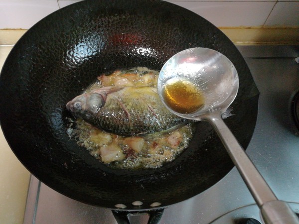 回鍋肉燉鯽魚的做法-家常味燉菜譜