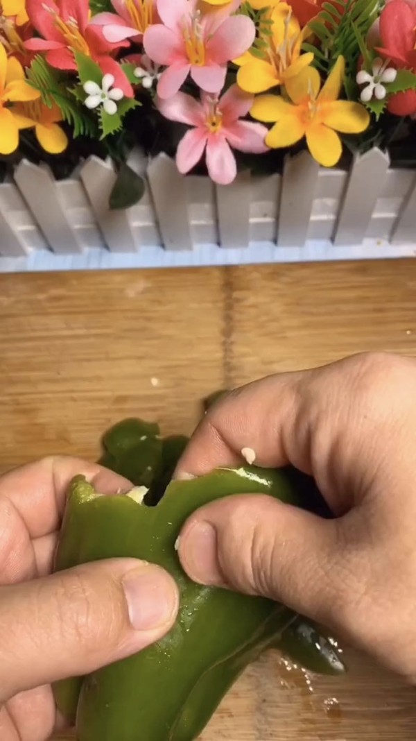 青椒炒雞蛋的做法-咸鮮味炒菜譜-易網<a href=http://www.gyfww.com/ target=_blank class=infotextkey>健康養生</a>網 青椒炒雞蛋的做法-咸鮮味炒菜譜