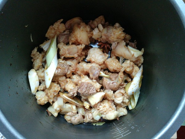 牛筋燉海帶扣的做法-家常味燉菜譜