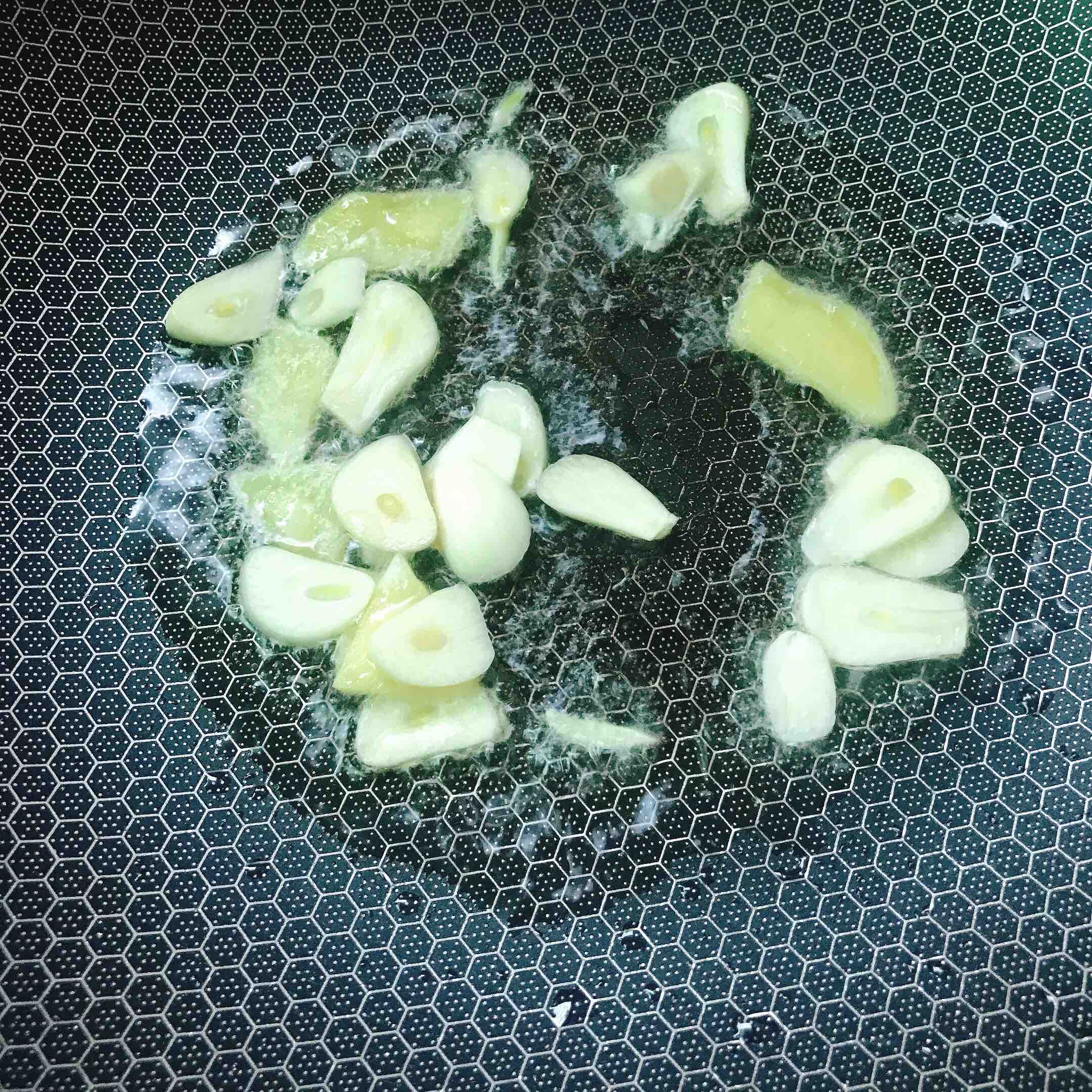 胡蘿卜炒木耳的做法-咸鮮味炒菜譜