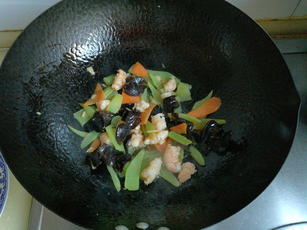 萵筍木耳炒蝦仁的做法-家常味炒菜譜